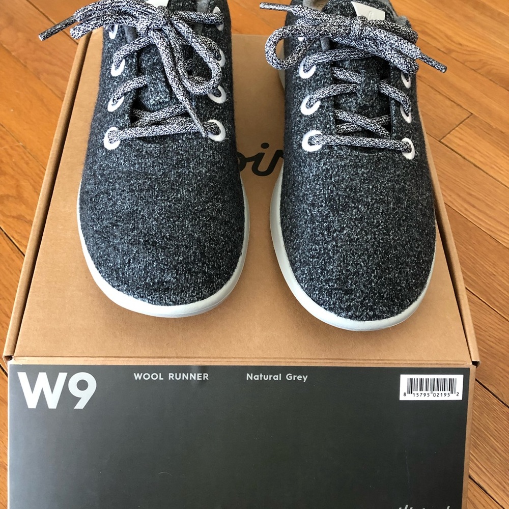 Women’s 9 allbirds Woolrunner natural grey shoe